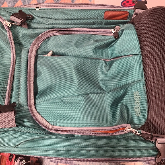 Stylish Limited Edition Emerald Travel Bag - Picture 9 of 11